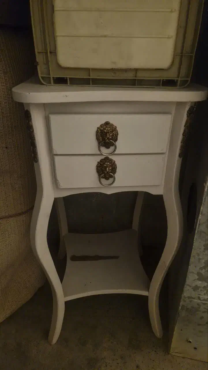 میزتلفن سفید.|میز تلفن|هشتگرد, فاز ۲ مهستان|دیوار