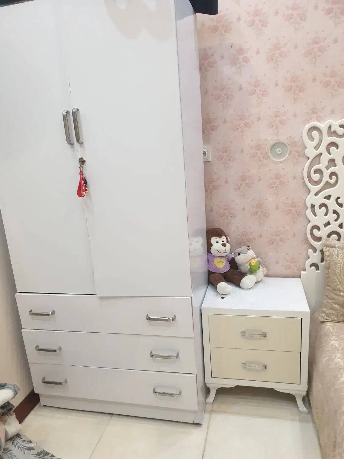 سرویس خواب|تخت و سرویس خواب|قم, چهل درخت‎|دیوار