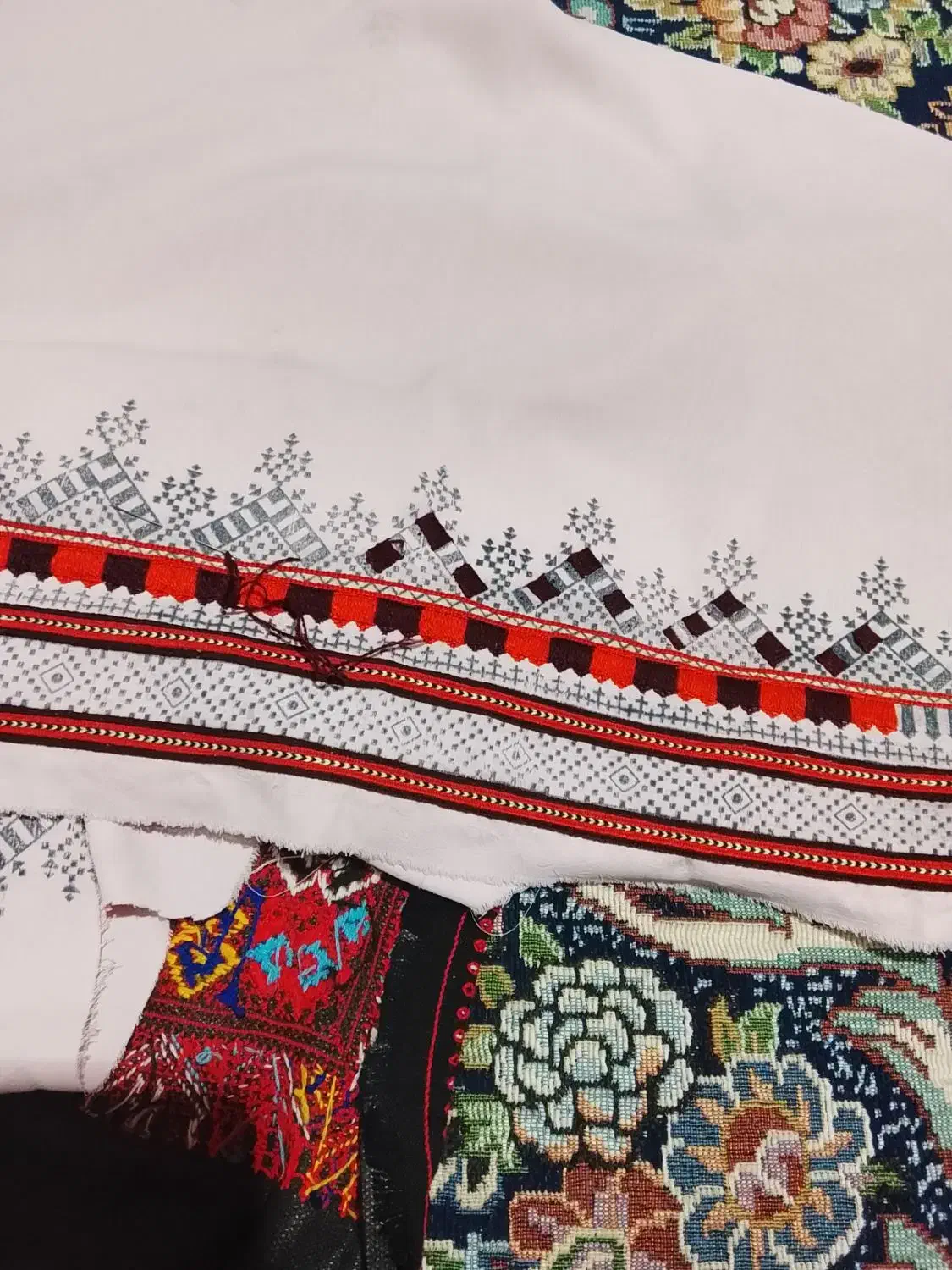 دوچگر شیرازه جالر|لباس|ایرانشهر, |دیوار