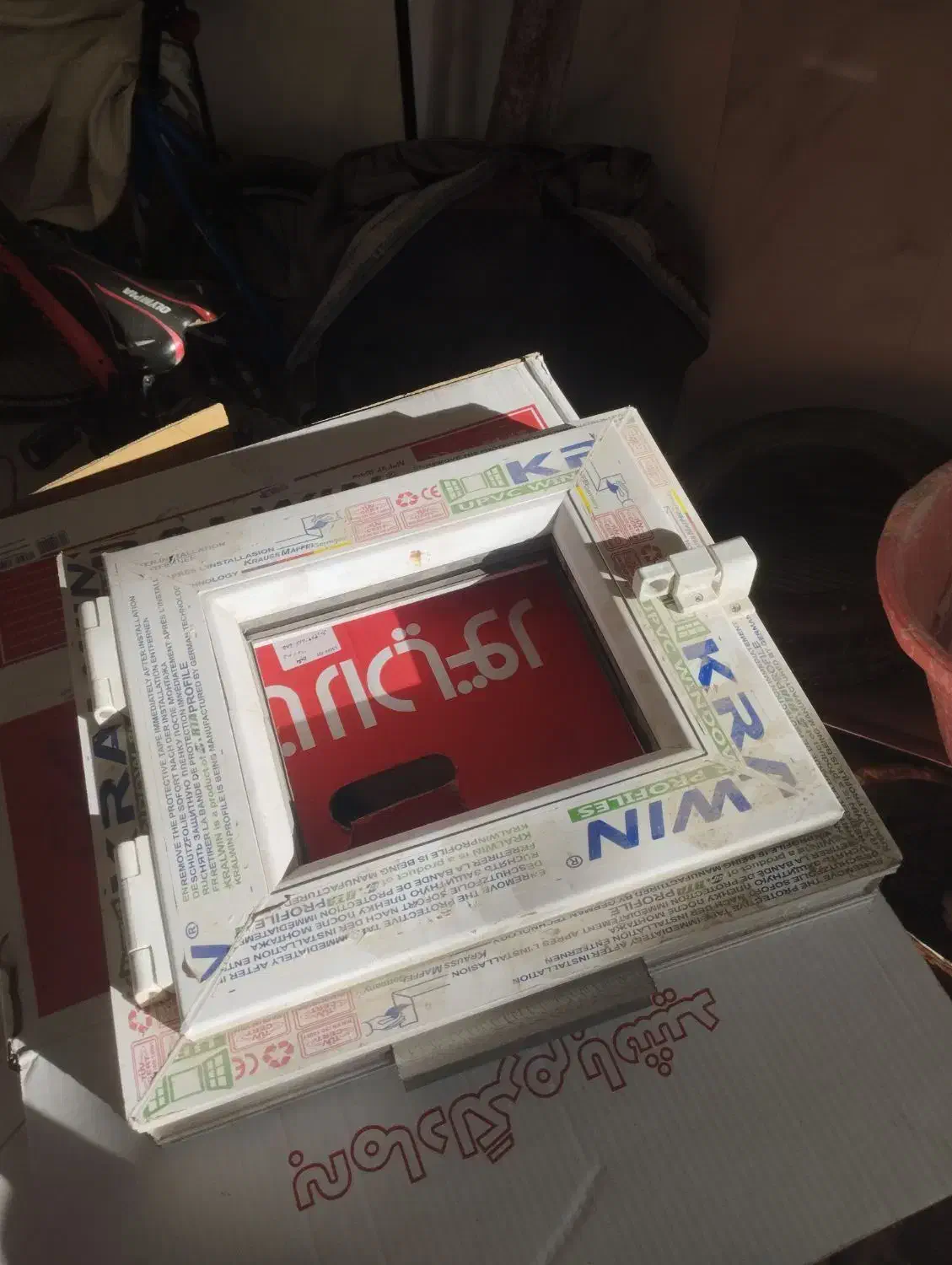 پنجره حمام با مخزن آب|مصالح و تجهیزات ساختمان|ویلکیج, |دیوار