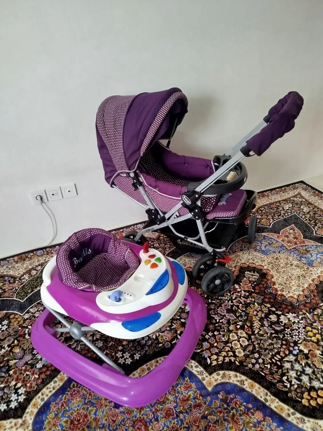 کالسکه و روروئک|کالسکه و لوازم جانبی|ری, شهادت|دیوار