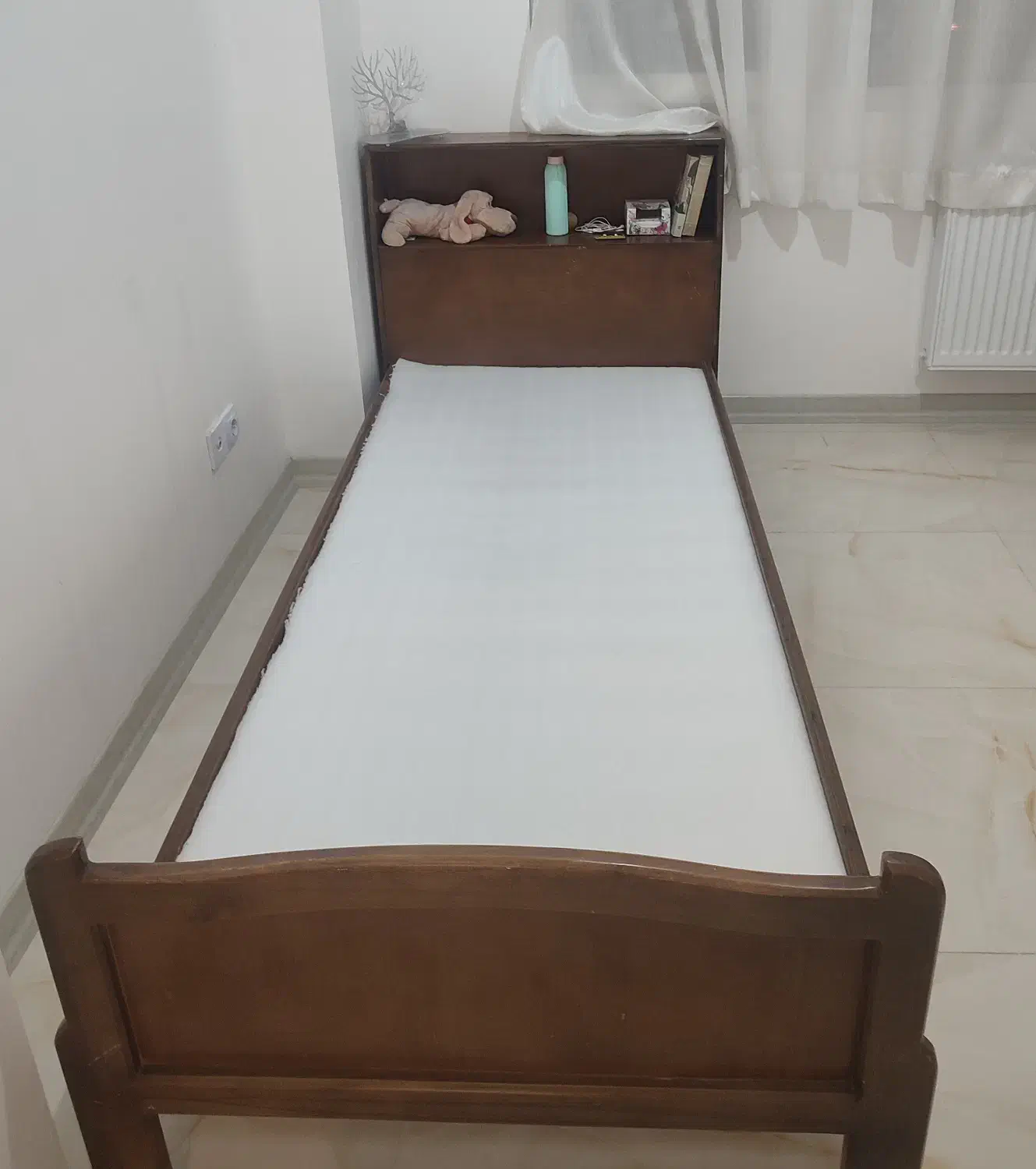 یک تخت یکنفره چوبی و یک تخت یکنفره فرفورژه|تخت و سرویس خواب|شیراز, شهرک گلستان|دیوار