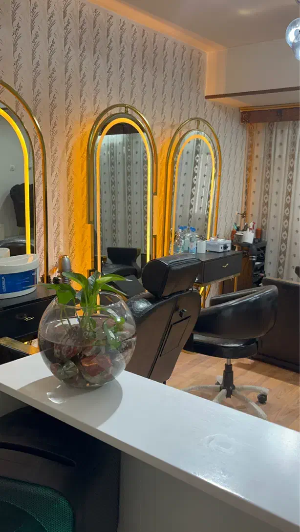 سالن زیبایی رهامیس ارائه دهنده بهترین خدمات|خدمات آرایشگری و زیبایی|پرند, فاز ۵|دیوار