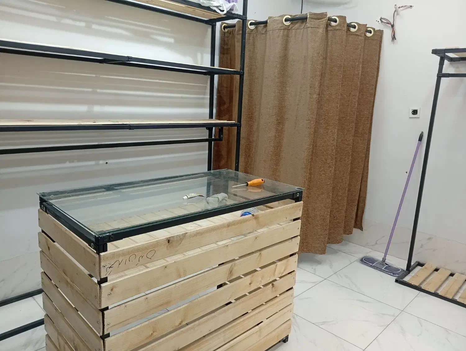 دکوراسیون مغازه|خدمات پیشه و مهارت|دوگنبدان, |دیوار