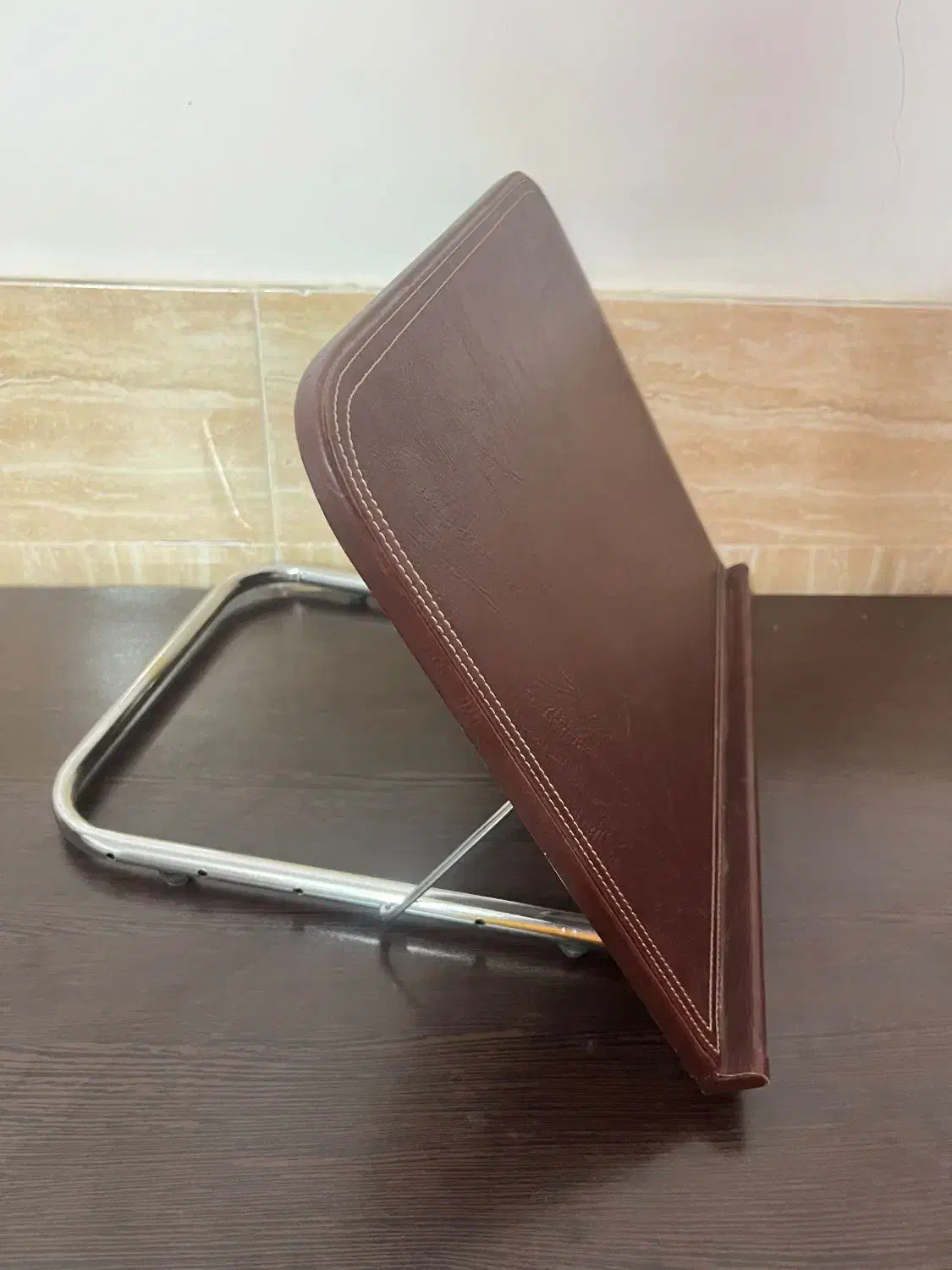 نگهدارنده کتاب(استند کاغذ) چرمی  قهوه‌ای / اصفهان|لوازم التحریر|اصفهان, گورت|دیوار