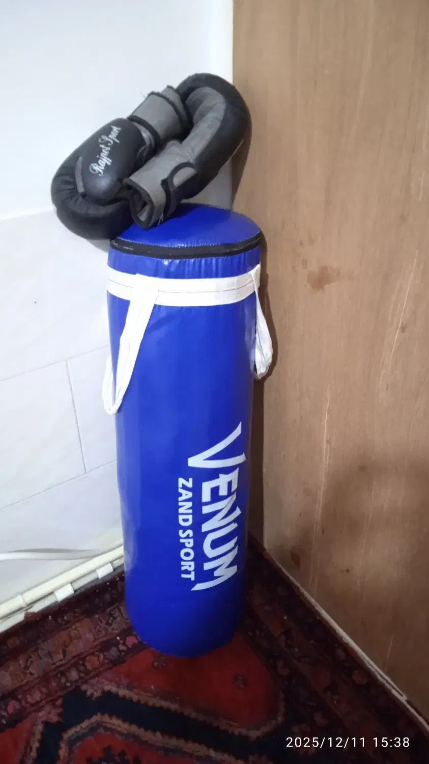 کیسه بوکس به همراه دستکش بوکس|تجهیزات ورزشی|میانه, |دیوار