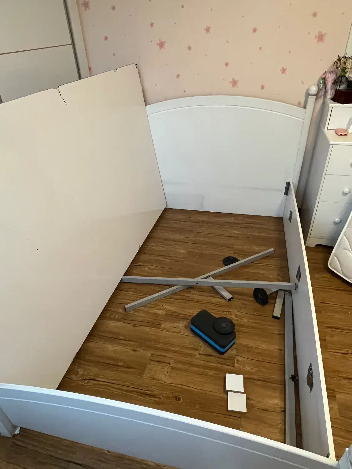 تخت یک و نیم نفره|تخت و سرویس خواب|شیراز, فرهنگ شهر|دیوار