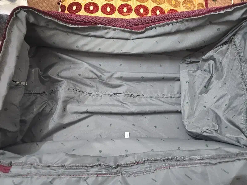 چمدان قرمز|کیف، کفش، کمربند|لار, |دیوار