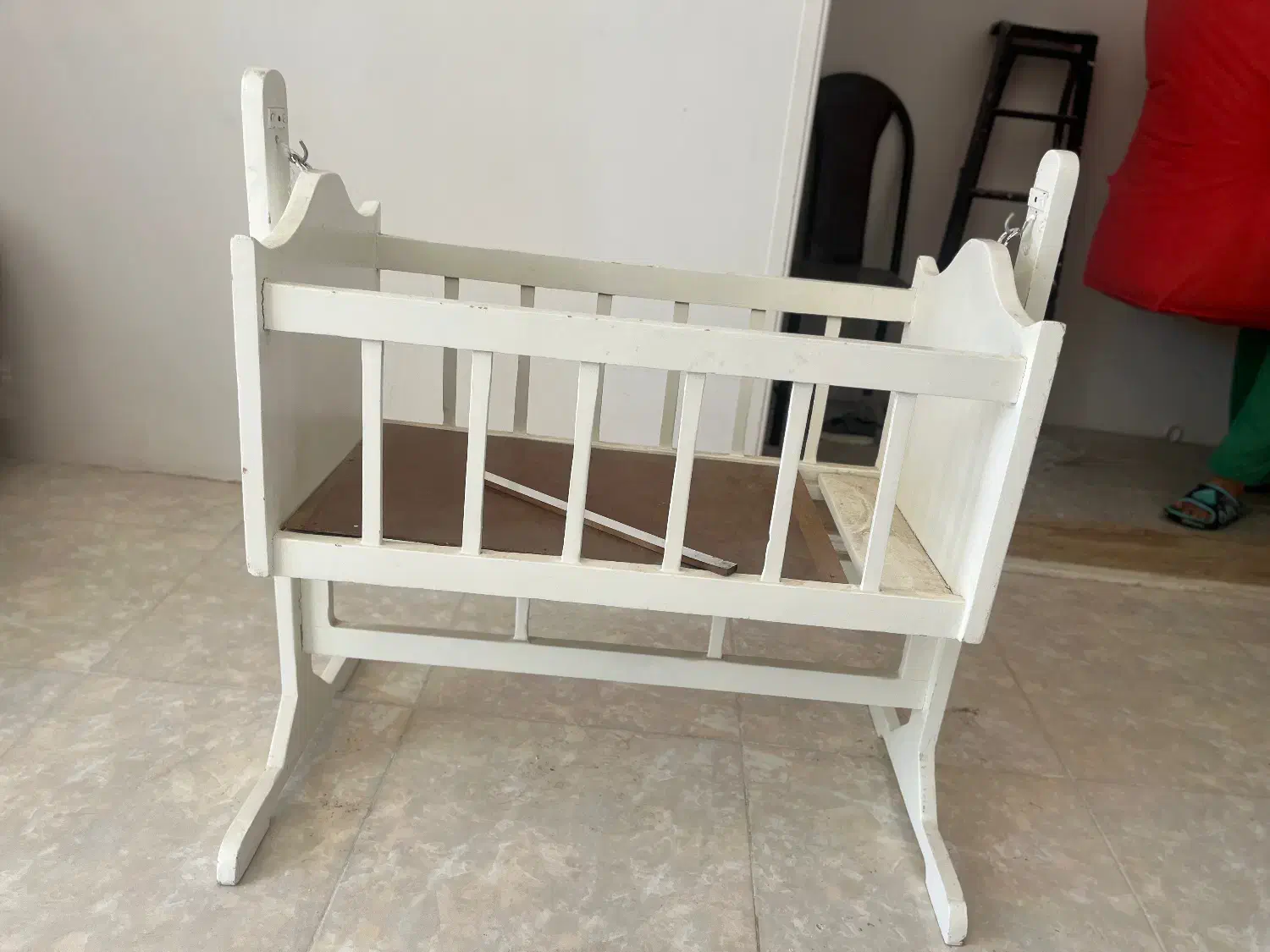 گهواره چوبی|تخت و صندلی بچه|میانه, |دیوار