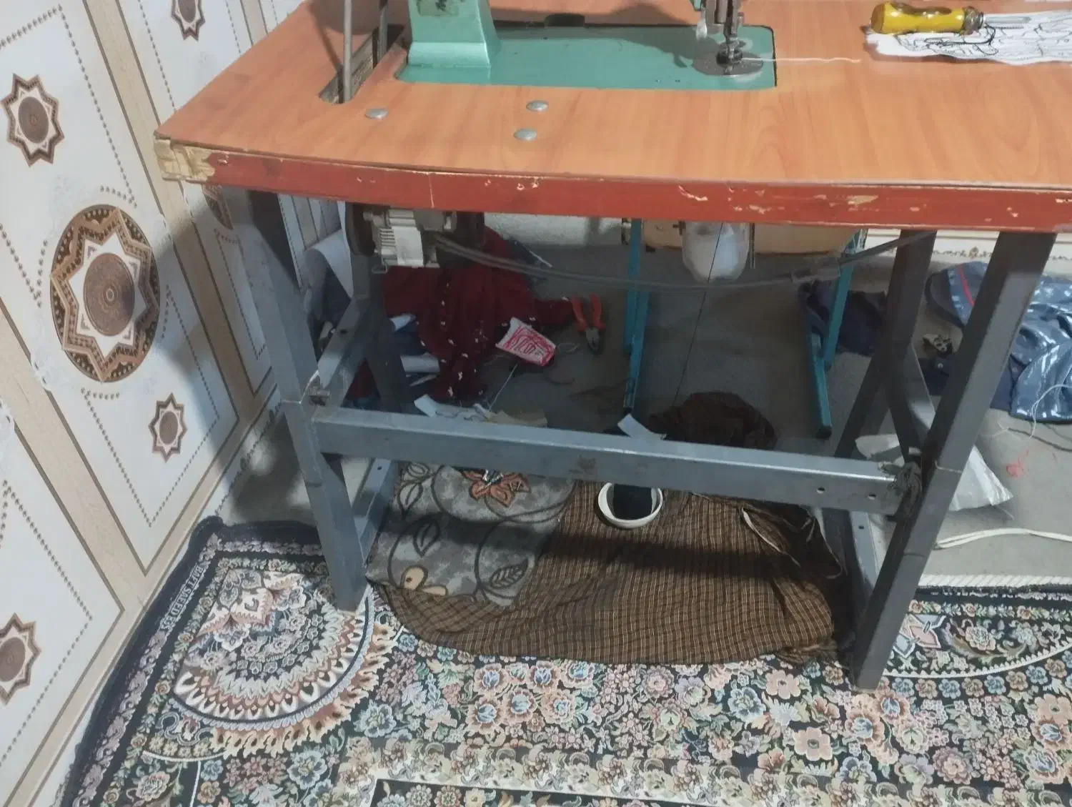 چرخ زه دوزی سیاه وسفید|چرخ خیاطی و ریسندگی|پارود, |دیوار