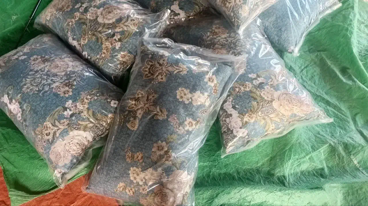 بالشت زیر سری|رختخواب، بالش، پتو|خمینی‌شهر, |دیوار