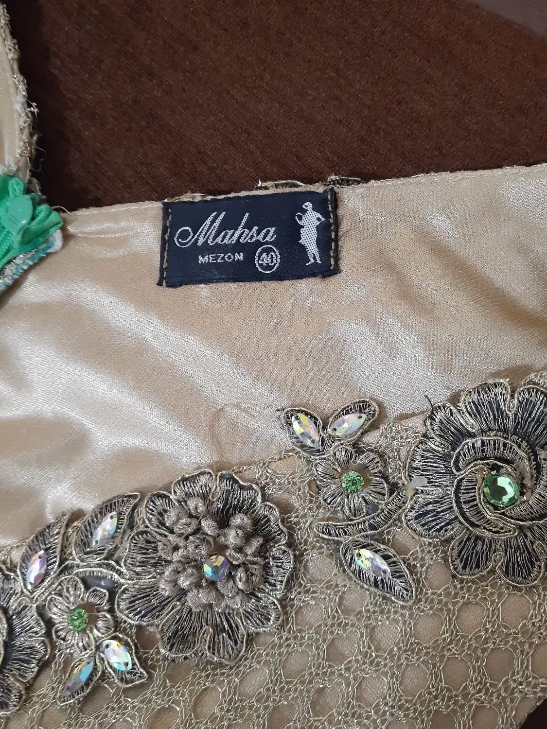 لباس مجلسی|لباس|رباط‌کریم, رباط‌کریم|دیوار