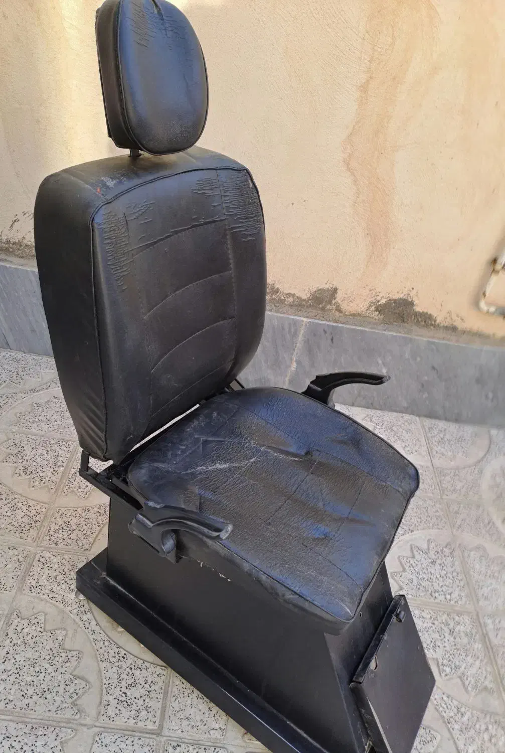 صندلی ارایشگا|آرایشگاه و سالن‌های زیبایی|سنندج, |دیوار