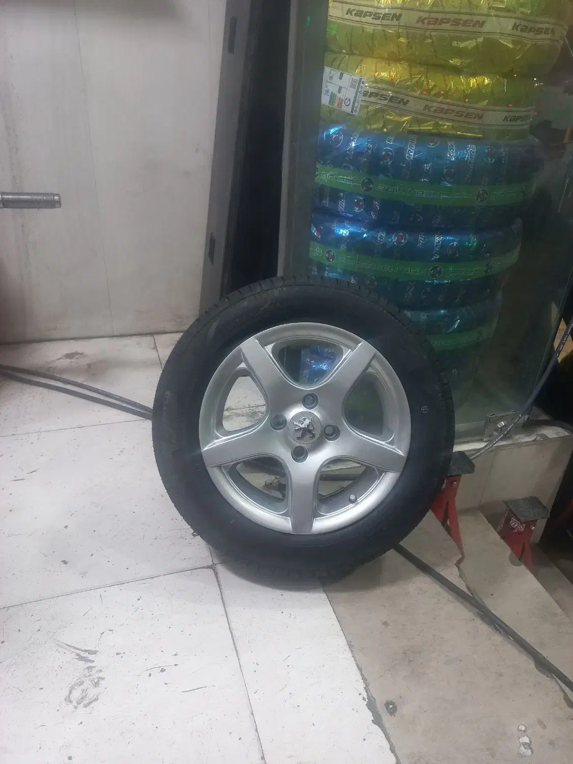 شاگرد جهت خدمات لاستیک|استخدام خدمات فروشگاه و رستوران|خرمآباد, |دیوار