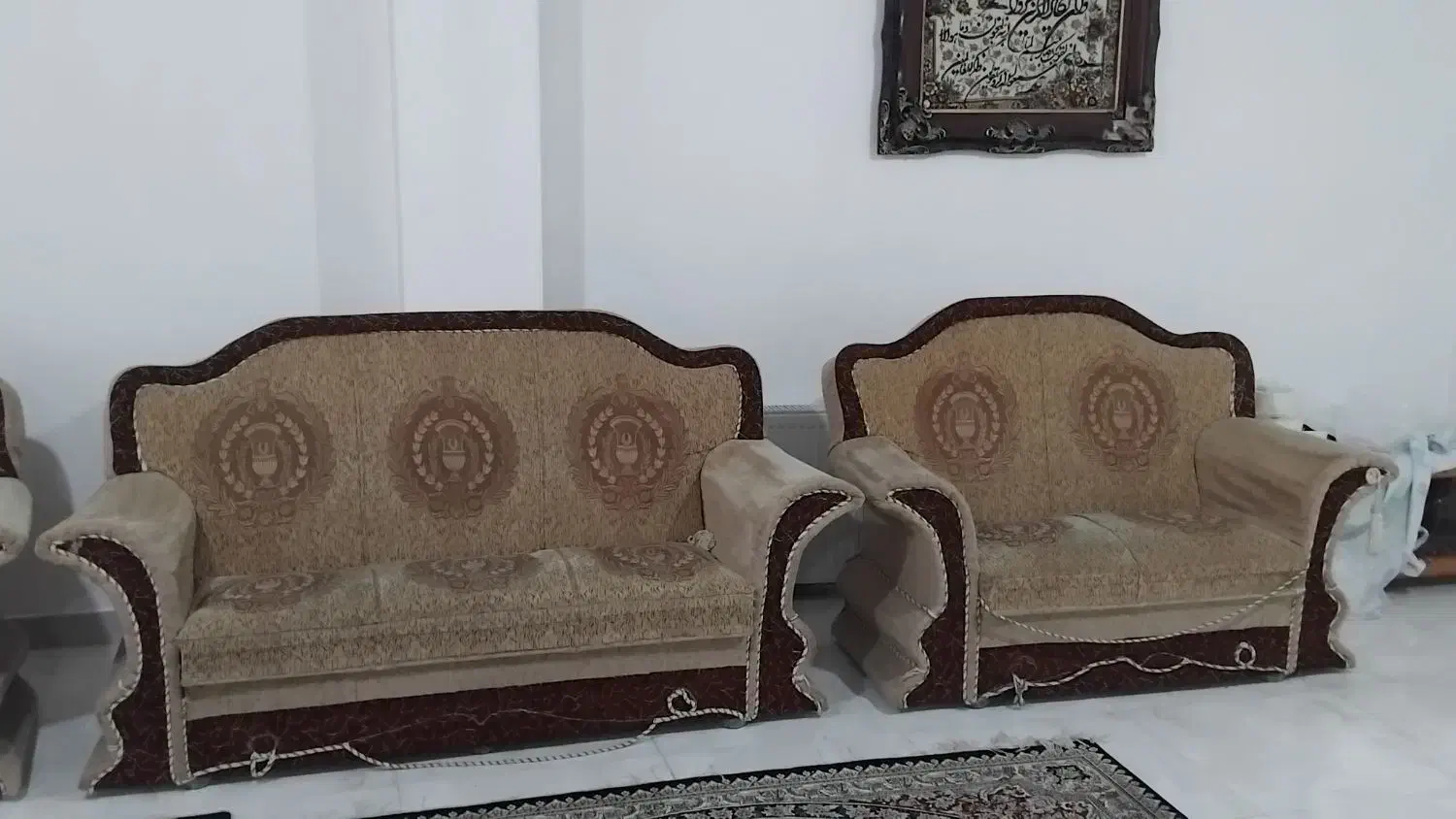 مبل راحتی 9 نفره بهمراه جلو مبلی و سه میز عسلی|مبلمان خانگی و میز عسلی|رشت, نخودچر|دیوار