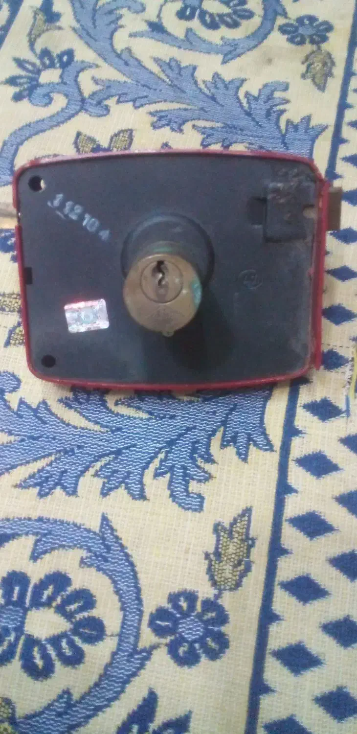 قفل در حیاطی|مصالح و تجهیزات ساختمان|قم, پشت انبار نفت|دیوار