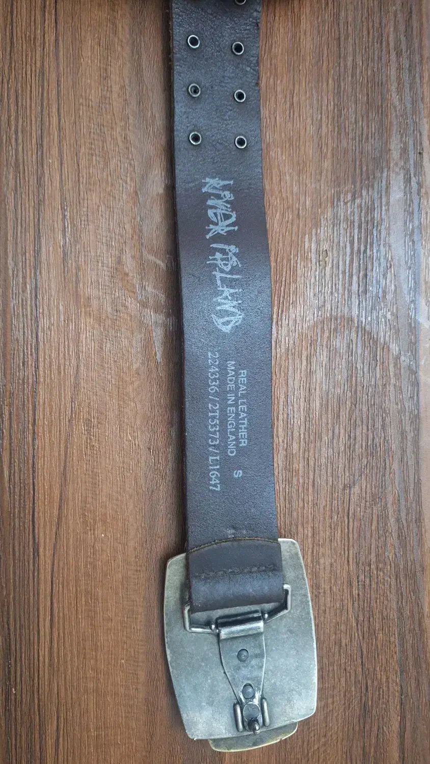 کمربند|کیف، کفش، کمربند|اندیشه, اندیشه فاز ۱|دیوار