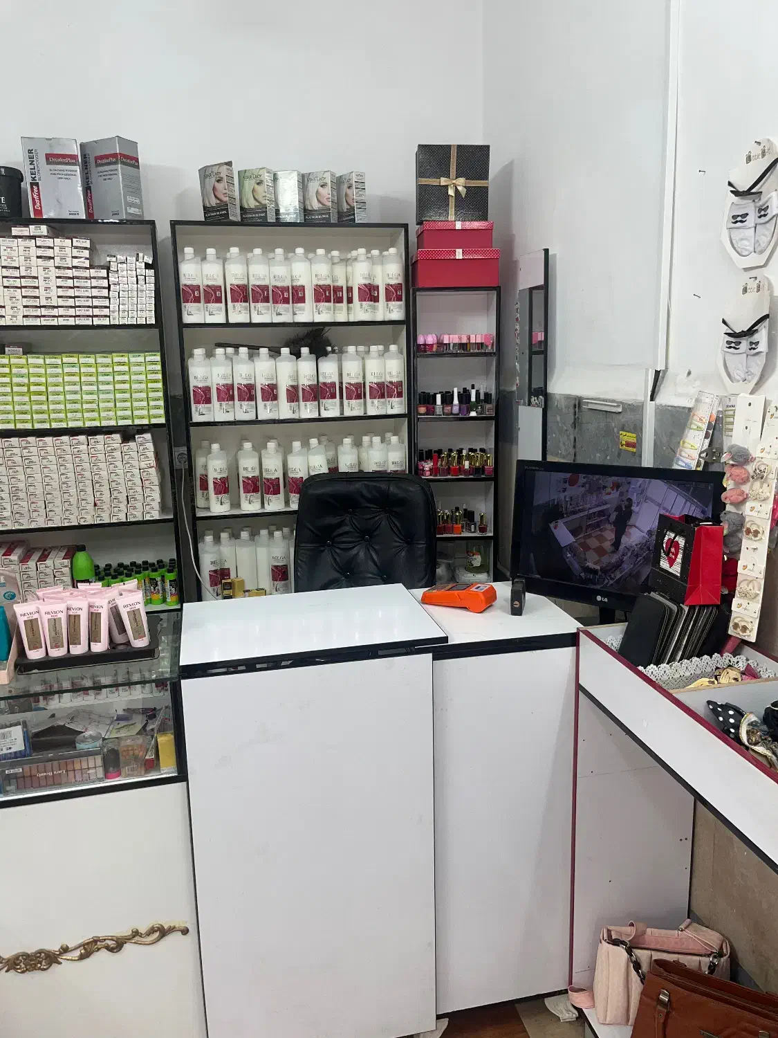 ویترین مغازه به صورت یک جا به فروش میرسد|فروشگاه و مغازه|شهریار, شهریار|دیوار