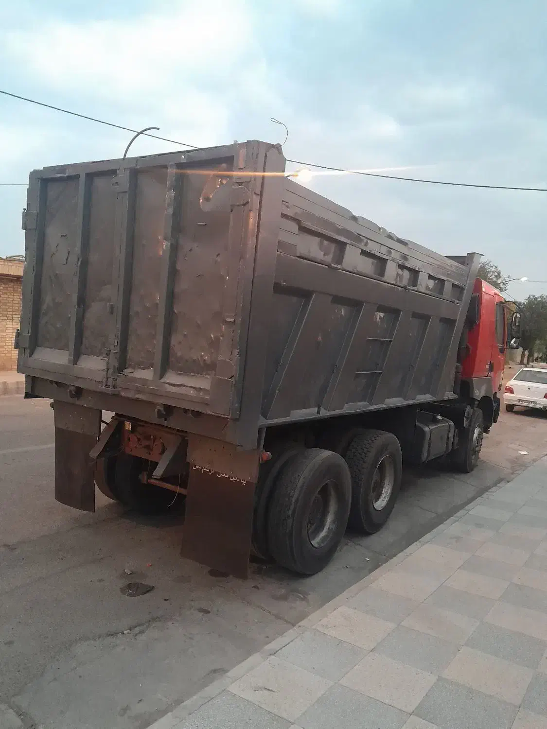 یک کامیون ده چرخ کمپرسی کاویان مدل ۹۰|خودرو سنگین|بافت, |دیوار
