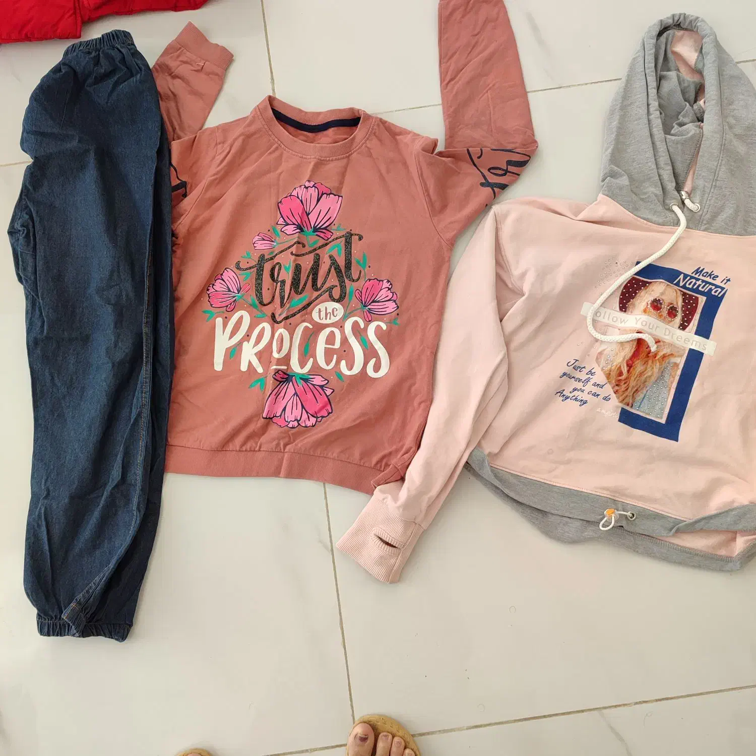 تعدادی لباس|لباس|گرگان, |دیوار