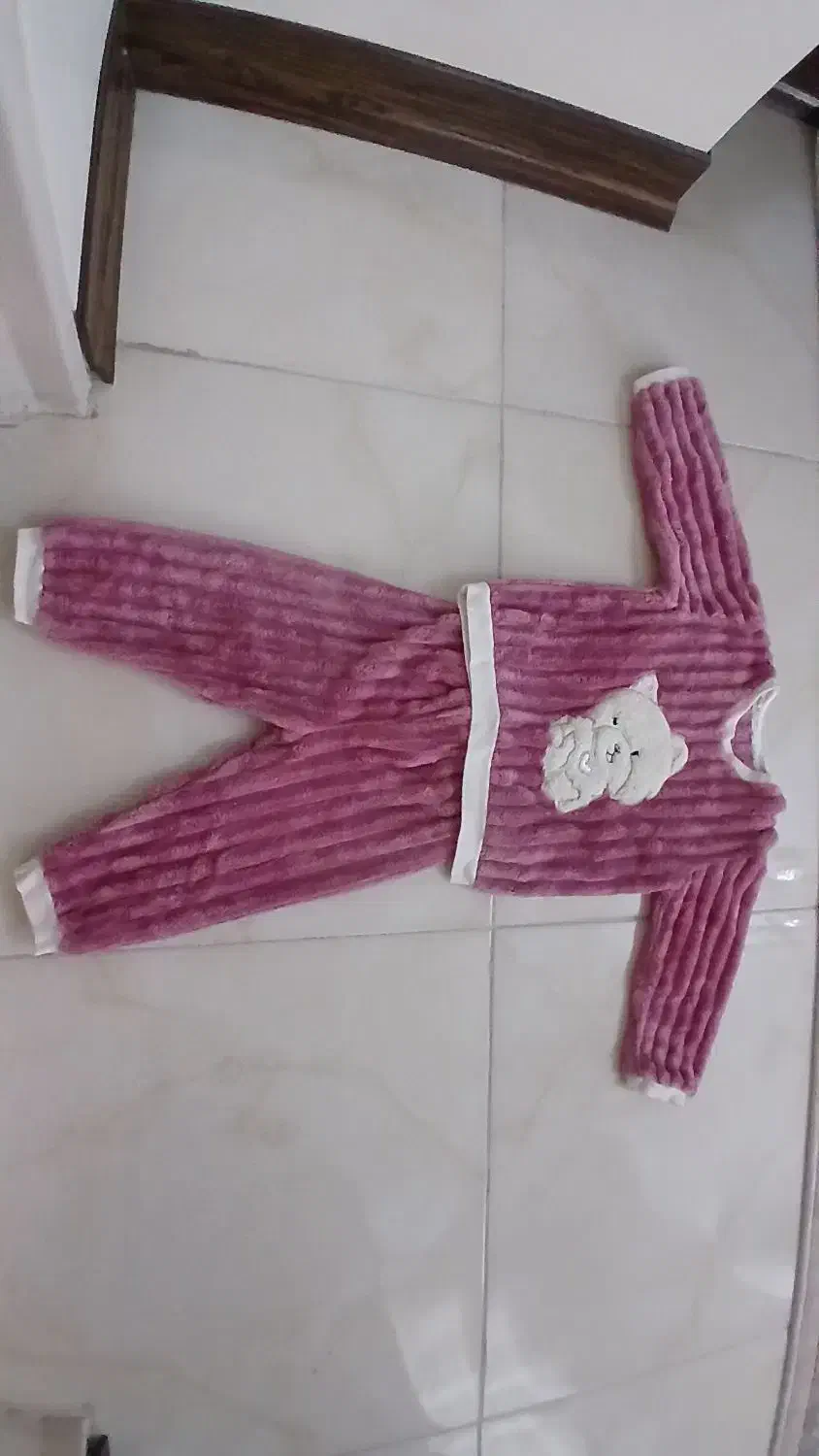 تعدادی کاپشن و لباس بچگانه|کفش و لباس بچه|اندیشه, اندیشه فاز ۱|دیوار