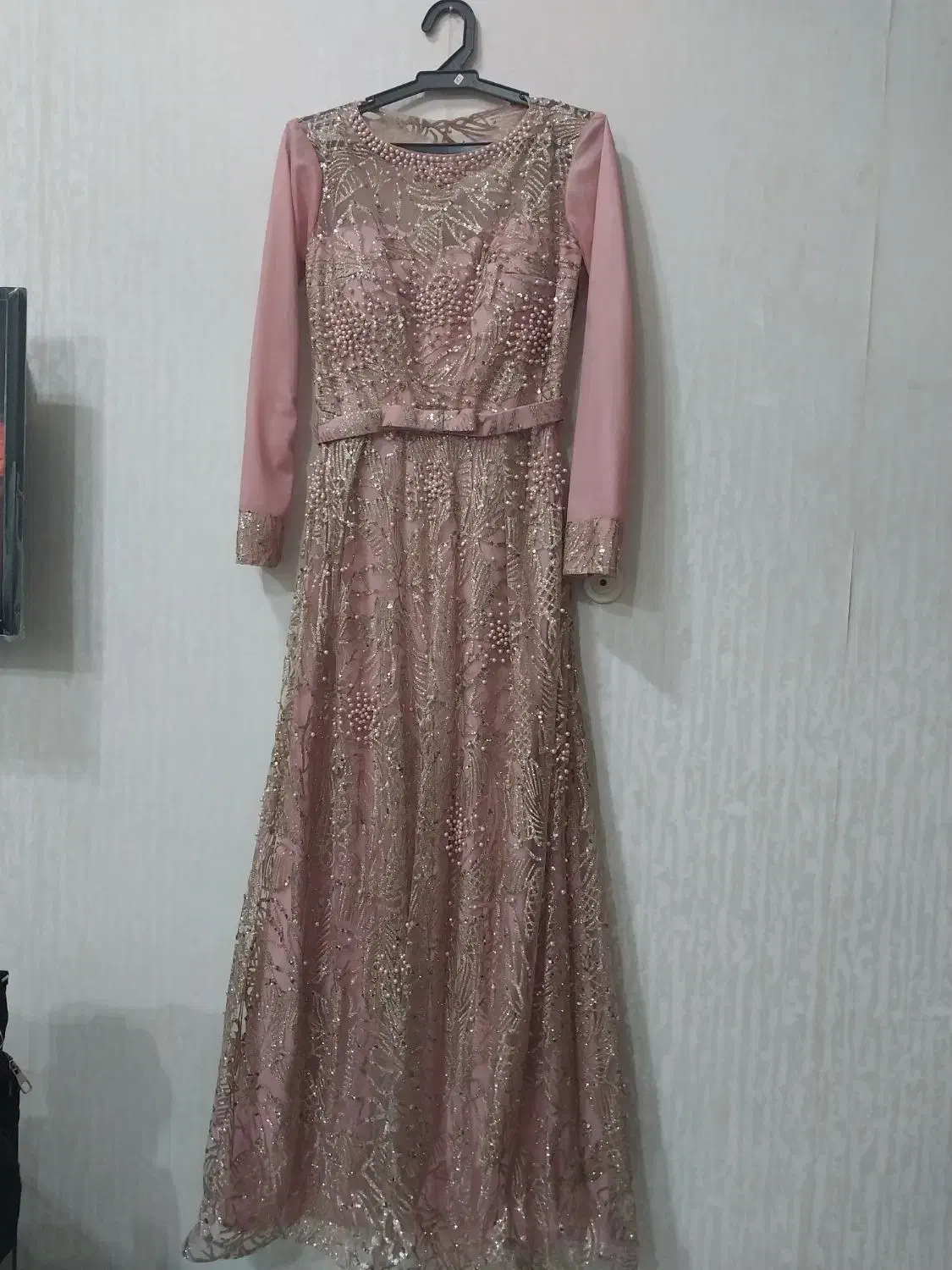 لباس مجلسی|لباس|رشت, رودبارتان|دیوار