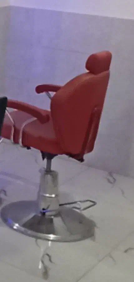 صندلی پمپی و سنک سرشور در حد|آرایشگاه و سالنهای زیبایی|بیرجند, |دیوار