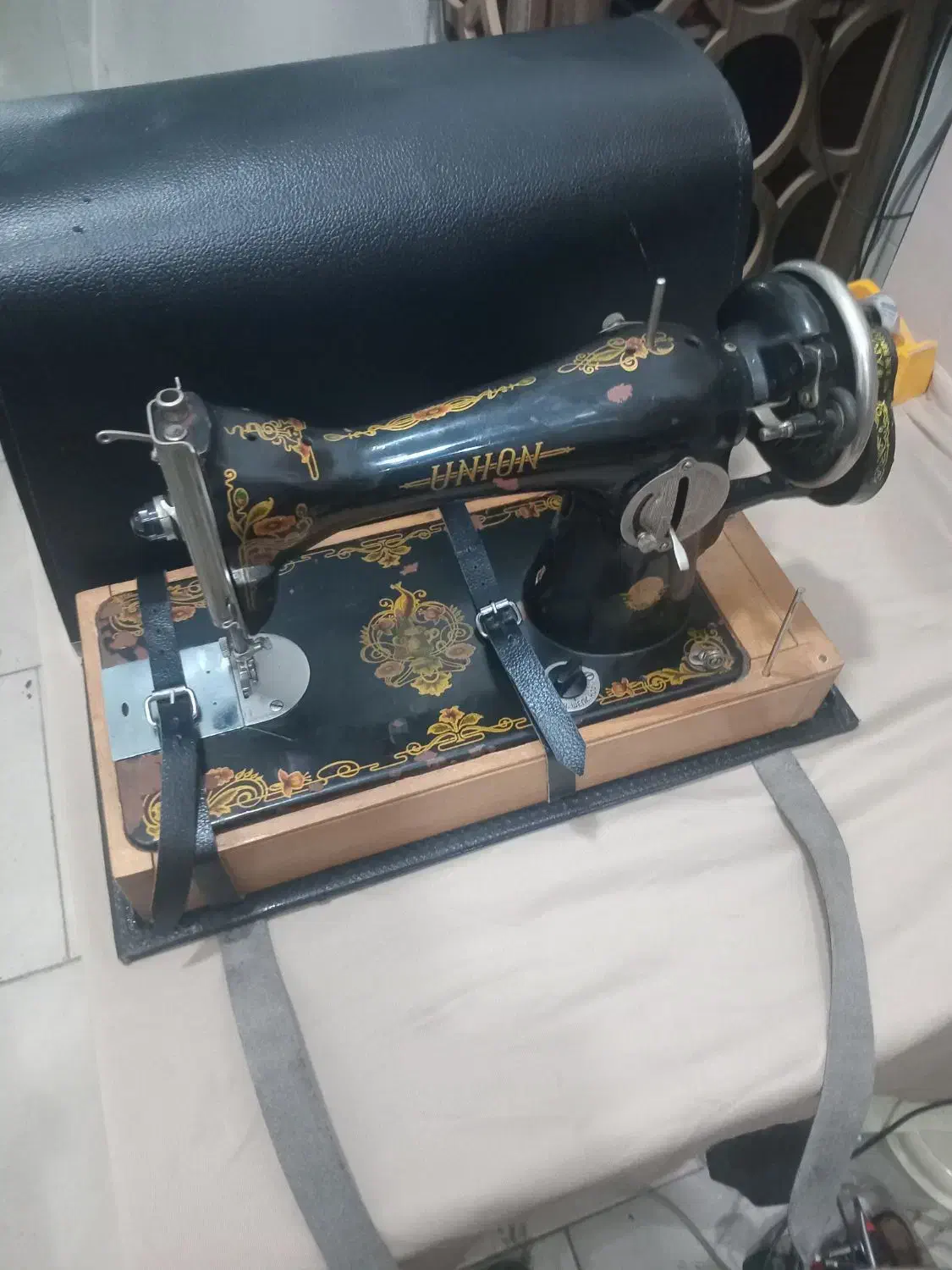 چرخ خیاطی روسی جعبه چرمی|چرخ خیاطی و ریسندگی|بومهن, |دیوار