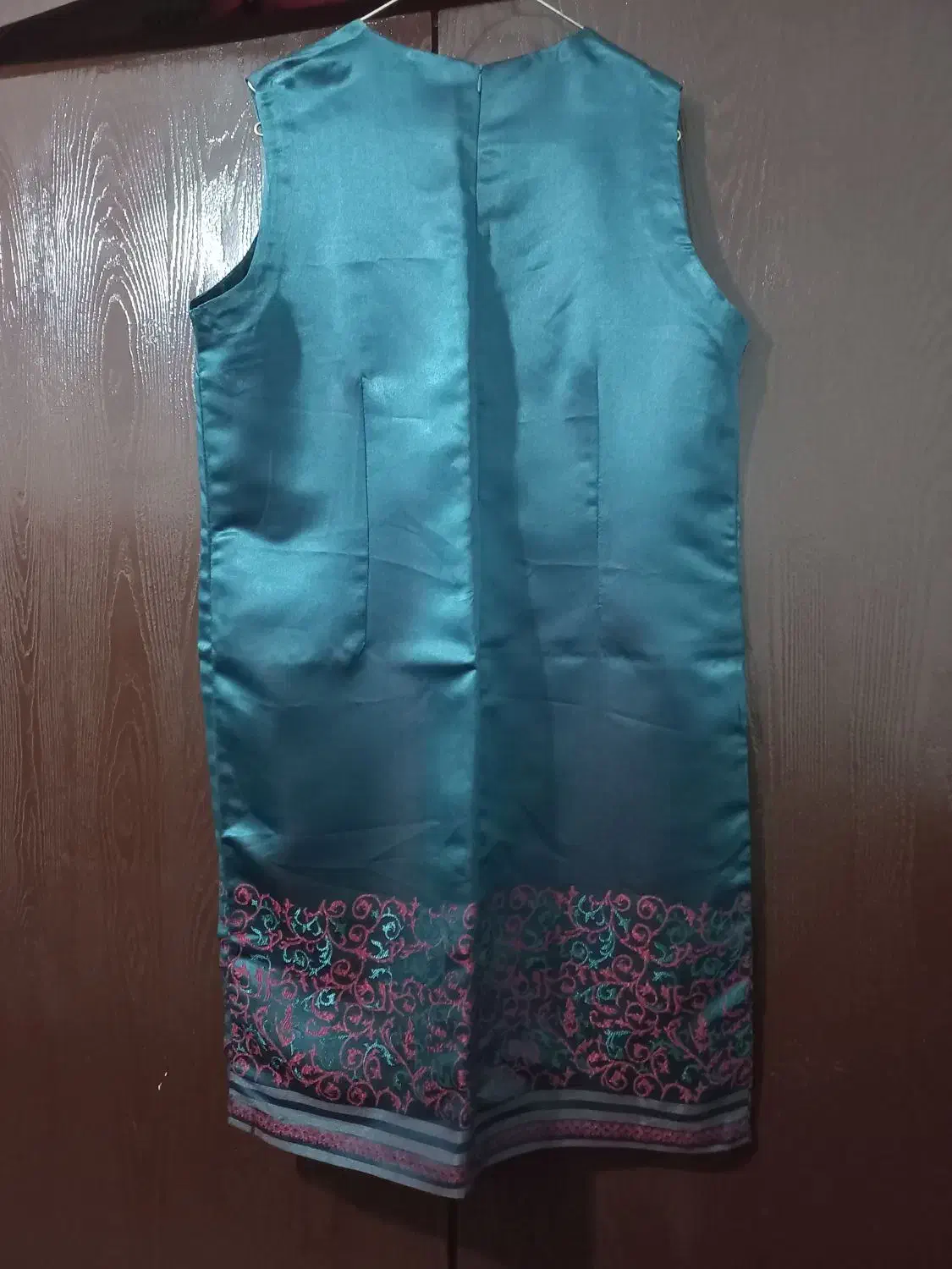 کت وسارافن|لباس|رباط‌کریم, رباط‌کریم|دیوار