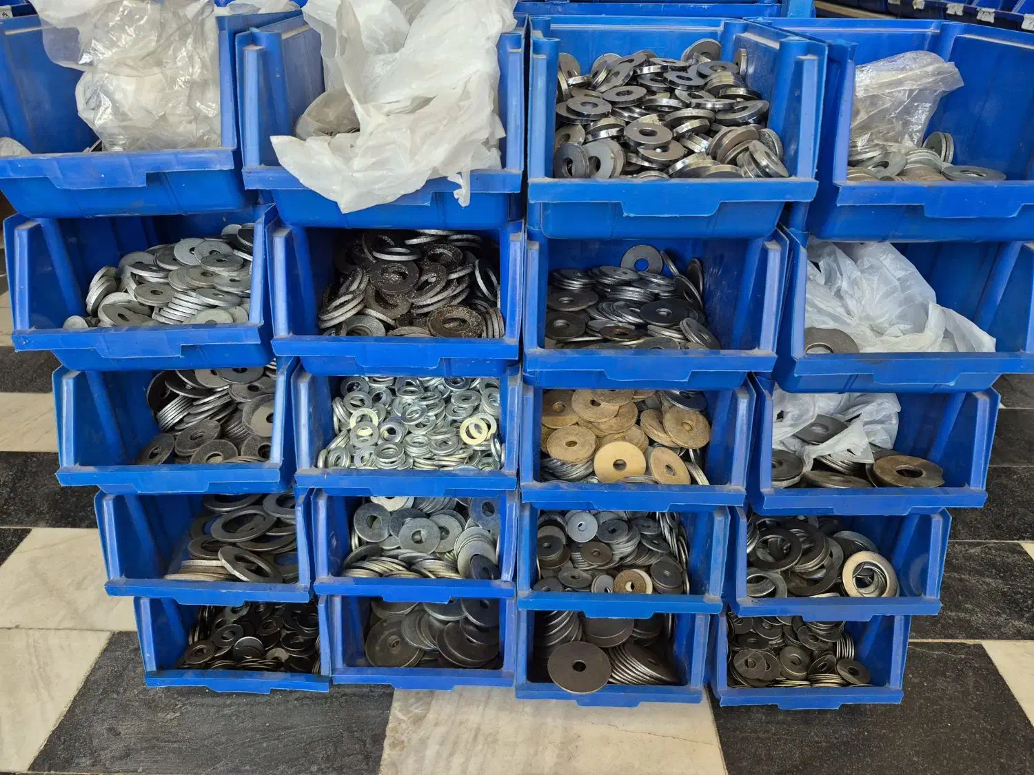 فروش فوری پیچ مهره.بلبرینگ.کاسه نمد.تسمه.یاتاقان|قطعات یدکی و لوازم جانبی|ایلخچی, |دیوار