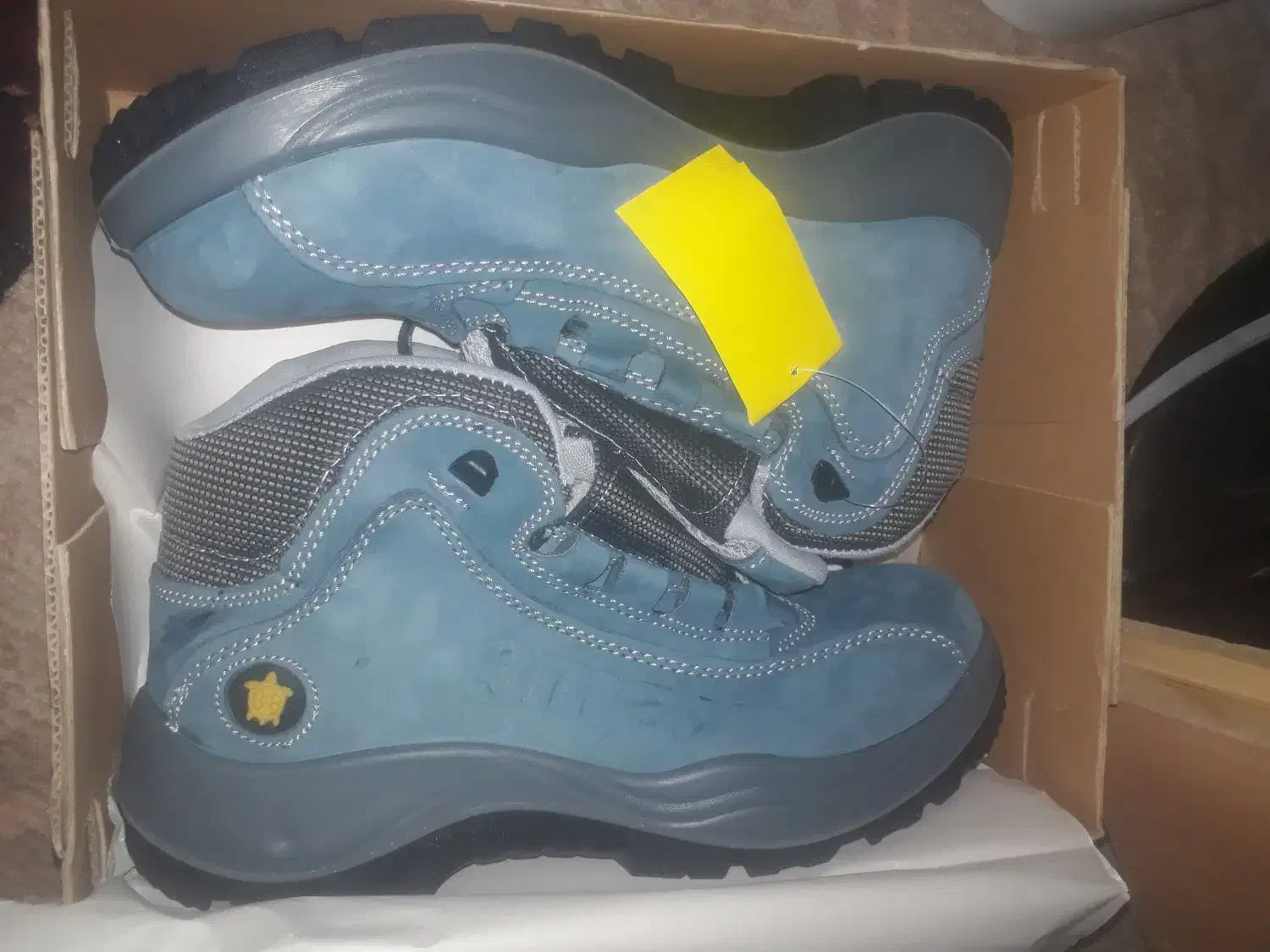 کفش کار|کیف، کفش، کمربند|قائن, |دیوار