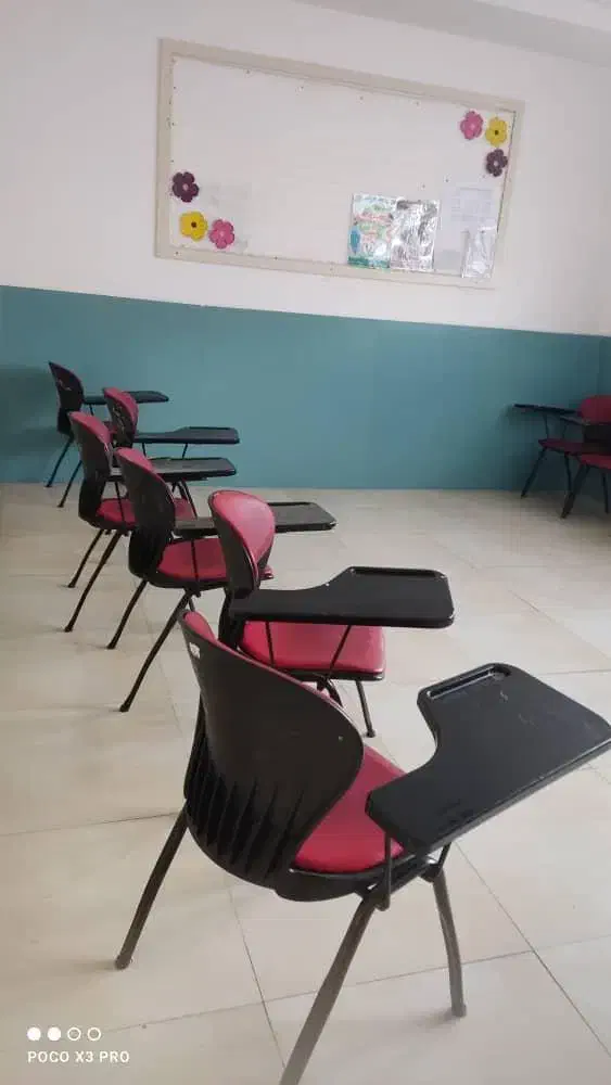 تجهیزات مدرسه(آگهی فروش کمد وصندلی دسته دار و میز)|صندلی و نیمکت|شیراز, فرهنگ شهر|دیوار