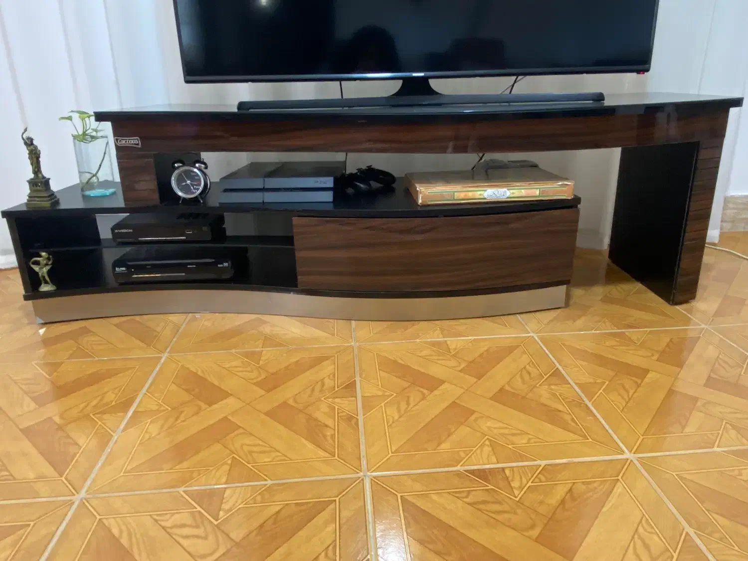 تلویزیون و کنسول و آیینه در حد نو|بوفه، ویترین، کنسول|کردکوی, |دیوار