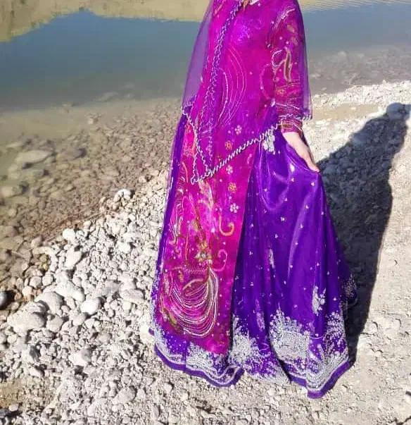 لباس درحد نو چندبارپوشیده شده|لباس|لردگان, |دیوار