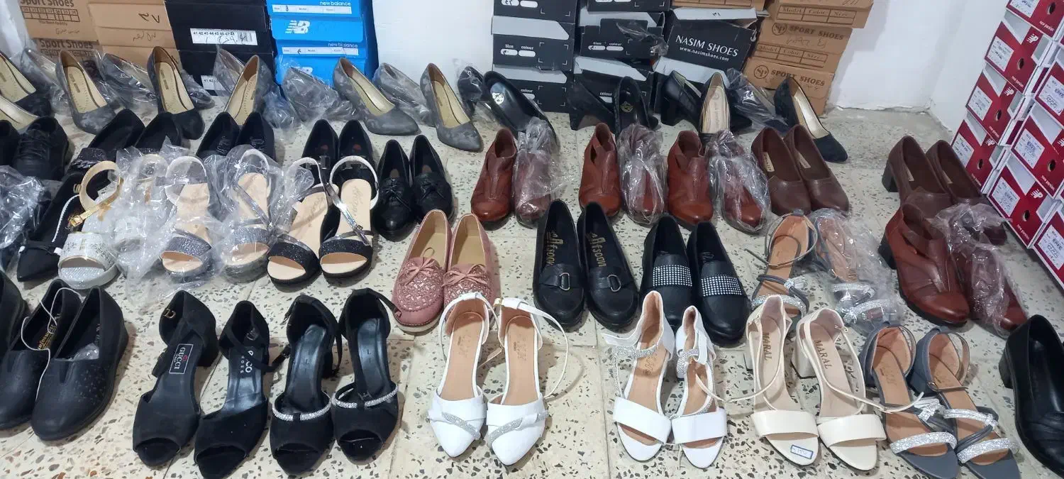 تعداد هزار جفت کفش|کیف، کفش، کمربند|جونقان, |دیوار