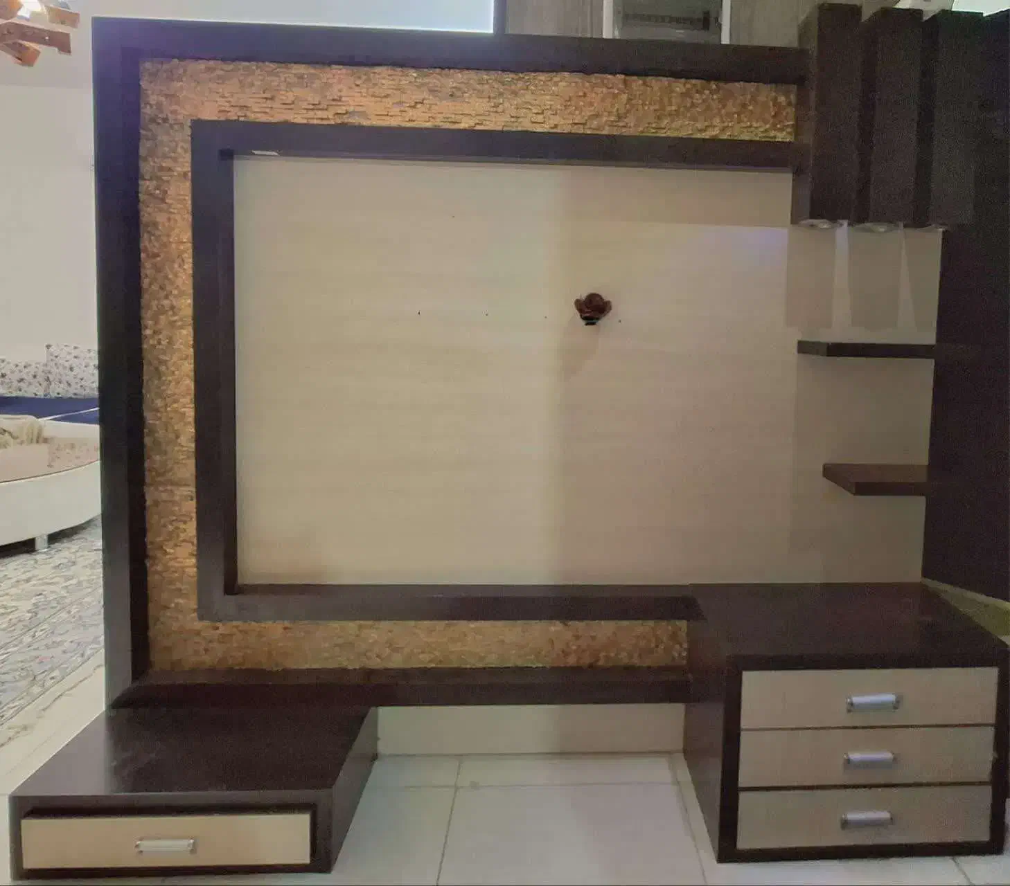 میزتلویزیون ایستاده|میز تلویزیون|شیراز, فرهنگ شهر|دیوار