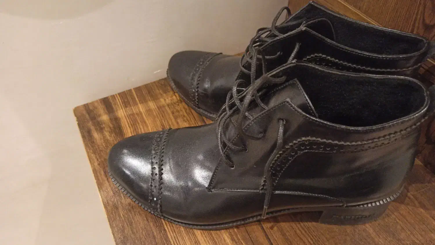 نیم بت|کیف، کفش، کمربند|رشت, رشتیان|دیوار