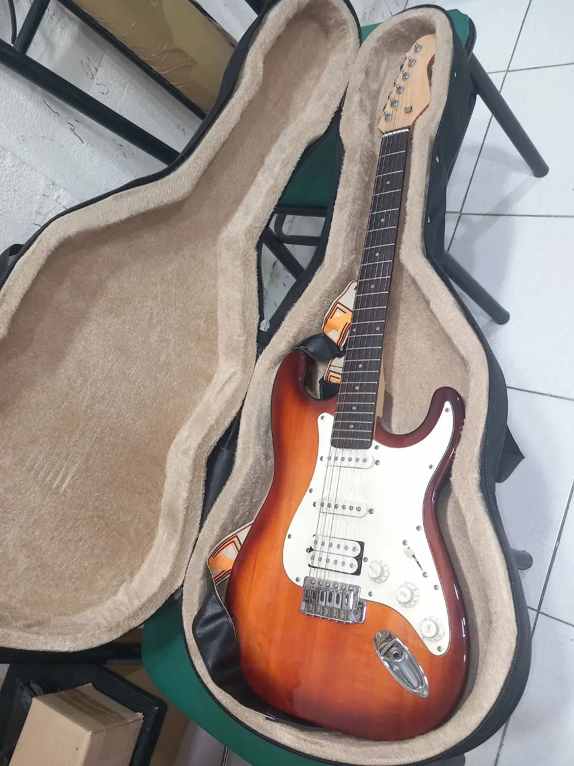 گیتار الکتریک فندر|گیتار، بیس، امپلیفایر|اندیمشک, |دیوار