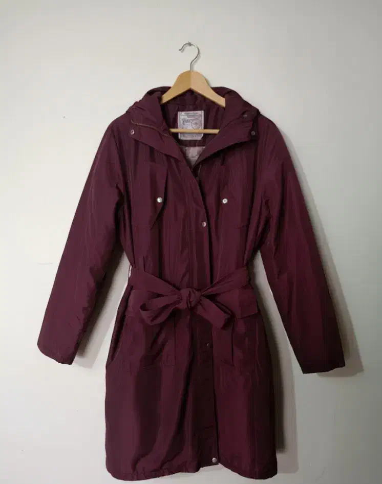 بارونی زرشکی|لباس|خمام, |دیوار