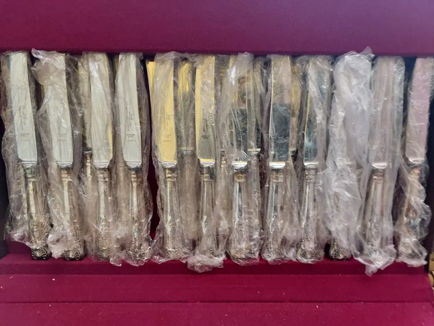 سرویس ۱۴۷تیکه کارد وچنگال انگلیسی سال ساخت ۱۹۷۸|ظروف سرو و پذیرایی|اصفهان, باغ زرشک|دیوار