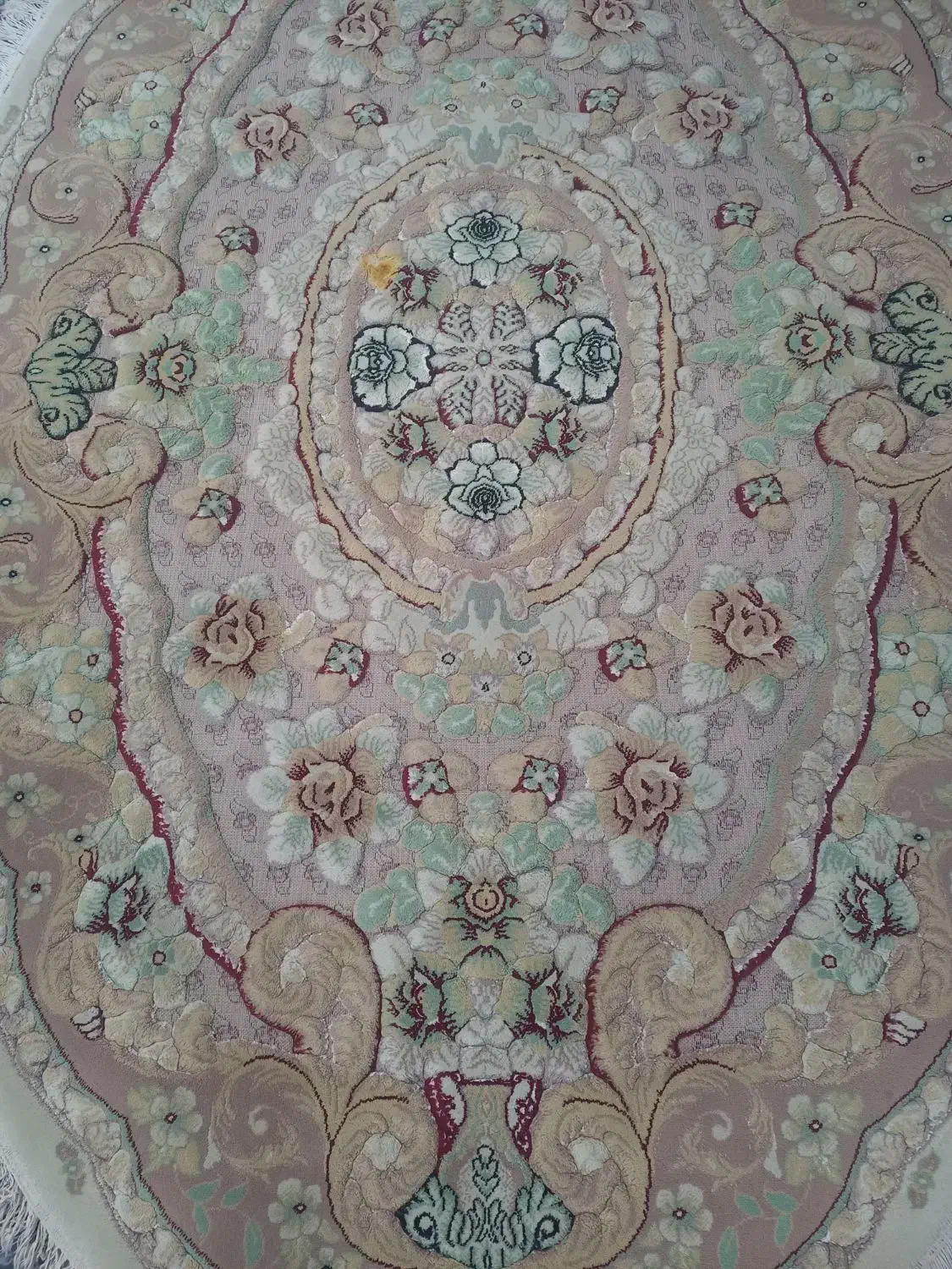 یک عدد فرش ۶ متری شکل بیضی است|فرش|قم, شهرک سازمان آب|دیوار