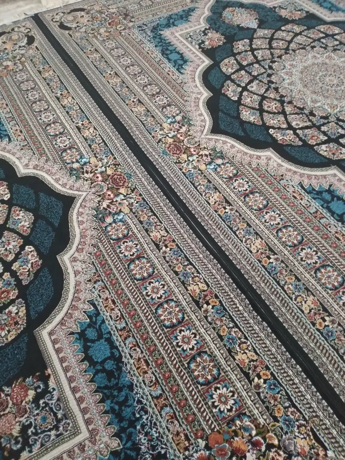 یک جفت فرش ۹ متری ۷۰۰ شانه تراکم ۲۵۵۰|فرش|قزوین, |دیوار