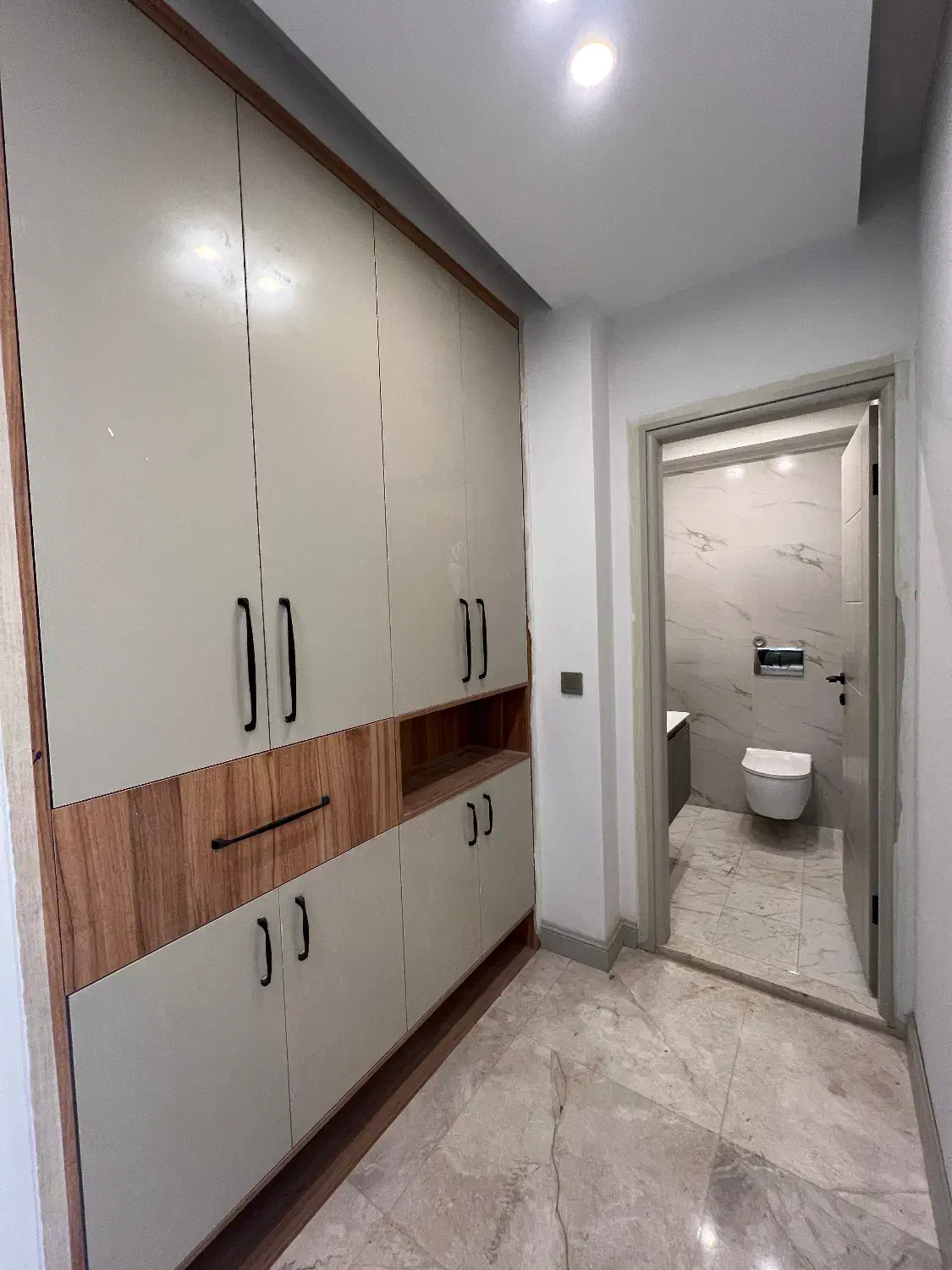 ۱۰۵ متر۲ خواب نوساز فرعی بلوار کاوه ورودی لابی