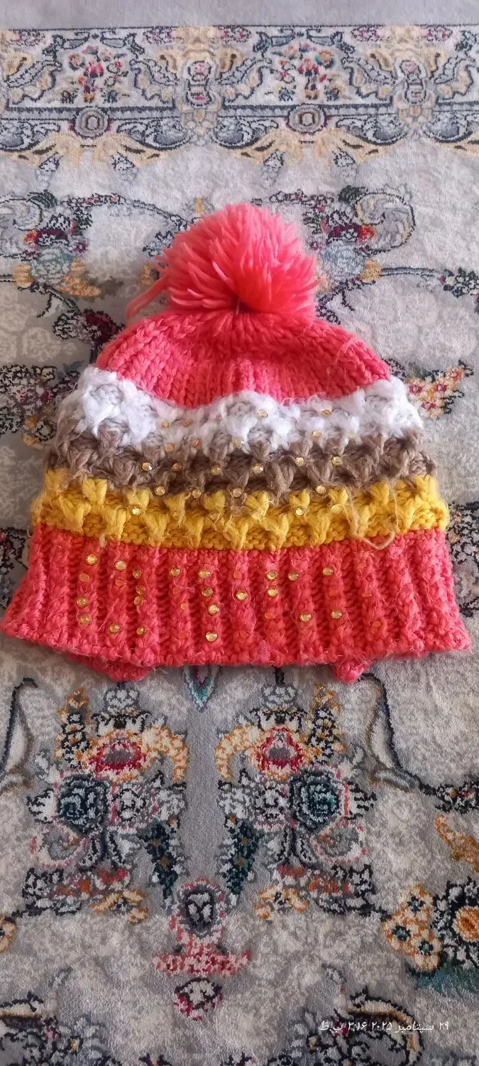 کلاه بافتنی|لباس|موچش, |دیوار