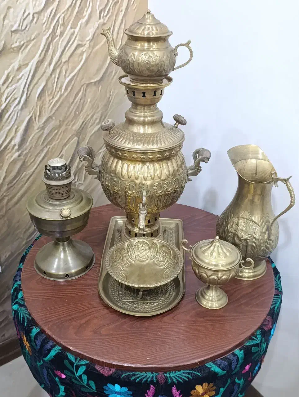 سماور زغالی برنجی قلم زنی سنگین|کلکسیون اشیاء عتیقه|الیگودرز, |دیوار