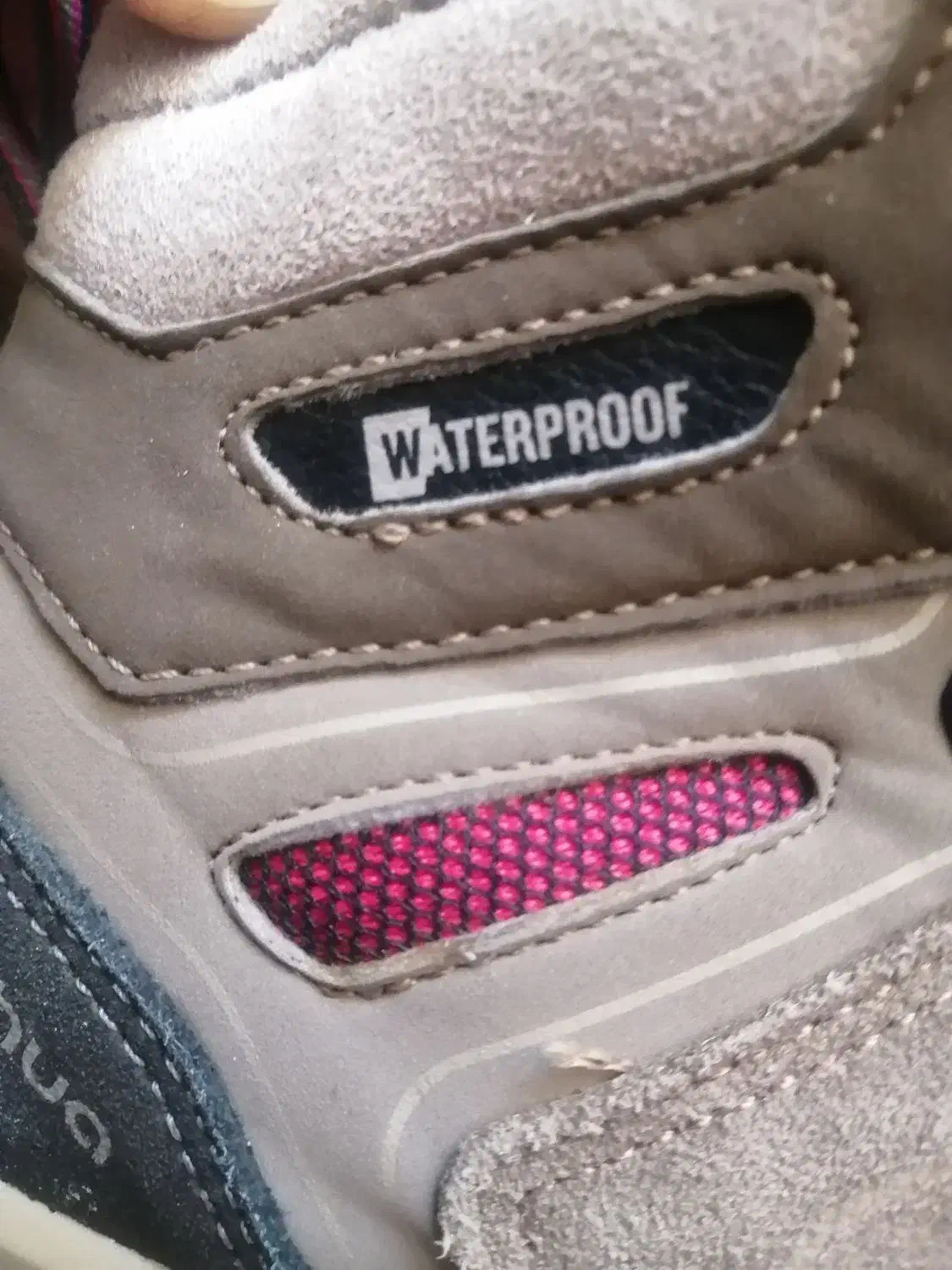 کفش کوهنوردی|کیف، کفش، کمربند|رباط‌کریم, رباط‌کریم|دیوار