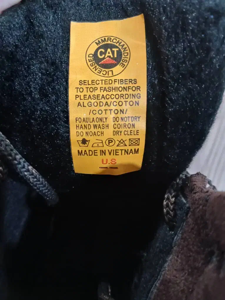 بوت یا کفش کاترپیلار|کیف، کفش، کمربند|اهواز, کمپلو شمالی|دیوار