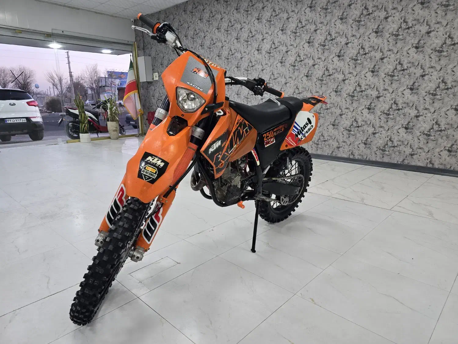 کی تی ام|موتورسیکلت|صفادشت, |دیوار