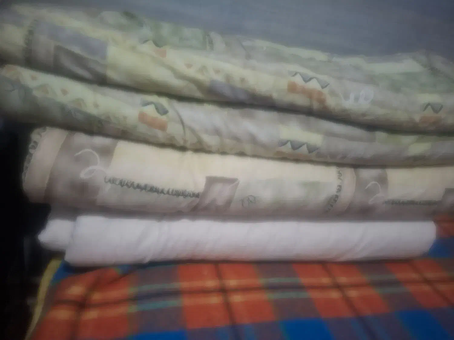 دوعددلحاف کارکرده .دوعدد پتو. تشک دونفره پنبه.|رختخواب، بالش، پتو|گرمسار, |دیوار