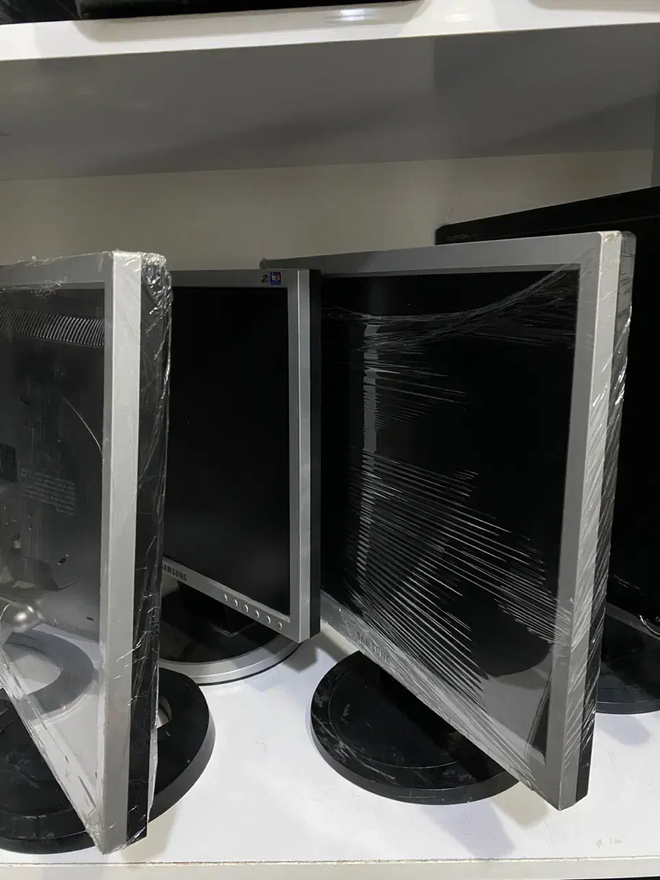 مانیتور ۱۷ اینچ تمیز|قطعات و لوازم جانبی رایانه|شیراز, آزادگان|دیوار